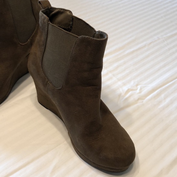 Dolcetta Tracy wedge heel ankle boots booties       Size 6 1/2 Olive Green - Picture 2 of 8